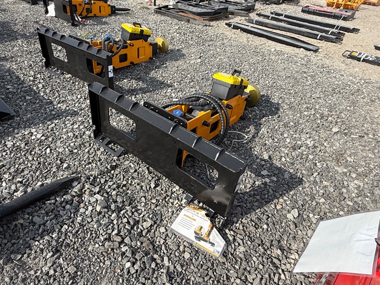 #2000-•-#26323-•-unused-giyi-skid-steer-post-driver-dzc6802507154-image-1