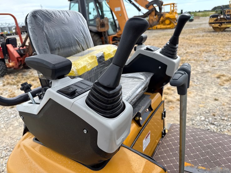 #220-•-#26493-•-unused-cfg-qk18r-mini-excavator-image-33