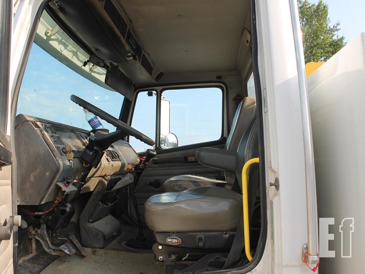 2001-freightliner-fl60-image-6