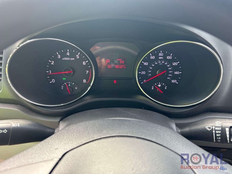 2017-kia-sedona-lx-image-12