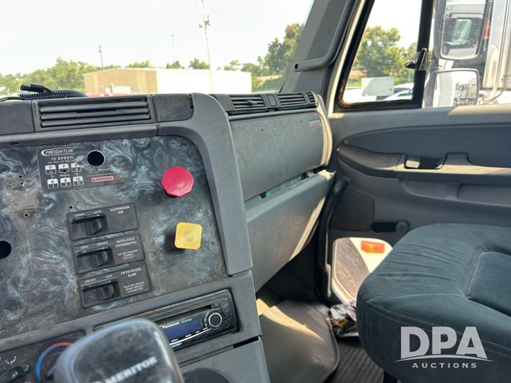 2002-freightliner-columiba-day-cab-truck-(cp0659,-unit-28071)-image-32
