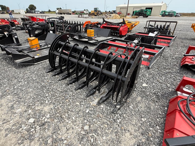 #2000-•-#26334-•-unused-giyi-72"-skid-steer-curbed-log-grabber-chxzmq722507190-image-2
