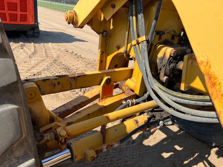 2017-caterpillar-12m3-image-28