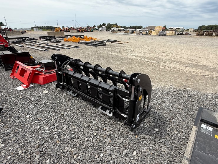 #2000-•-#26334-•-unused-giyi-72"-skid-steer-curbed-log-grabber-chxzmq722507190-image-3