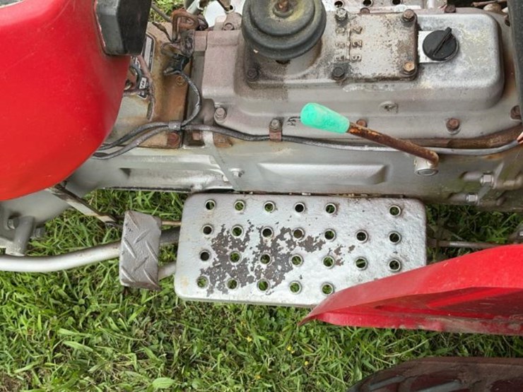 #124-•-massey-ferguson-mf210-tractor-image-45