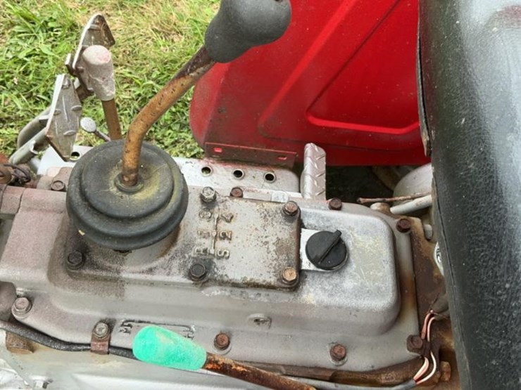 #124-•-massey-ferguson-mf210-tractor-image-42