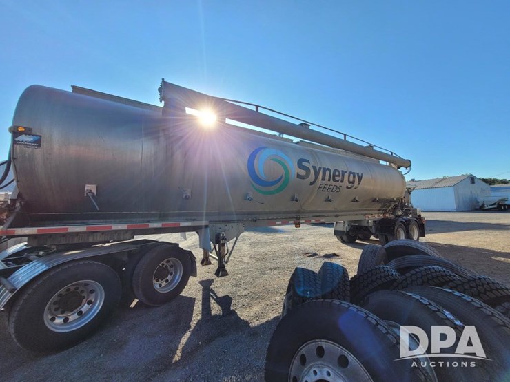 2012-warren-feed-trailer-image-2