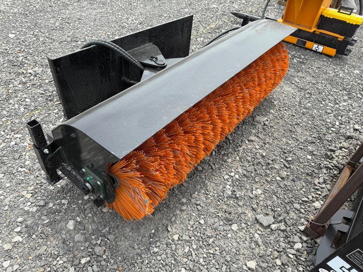 #2000-•-#26269-•-unused-giyi-77"-skid-steer-sweeper-dqsj250726-image-9
