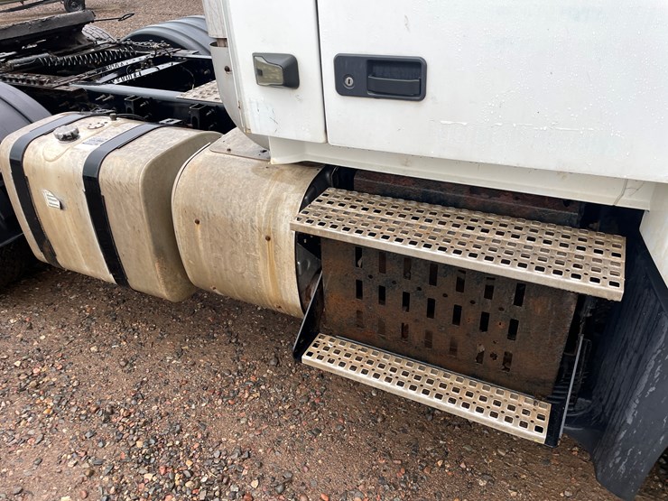 #2146-•-2012-volvo-d13-truck-tractor-(has-mn-title)-image-6