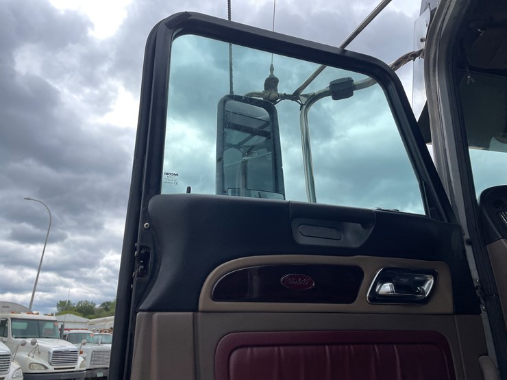 2013-peterbilt-386-image-45