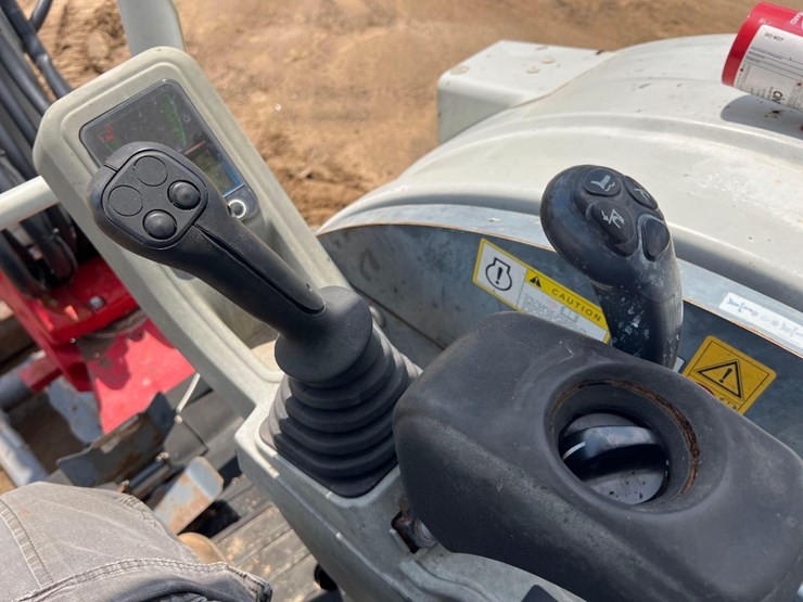 2017-takeuchi-tb240-image-33