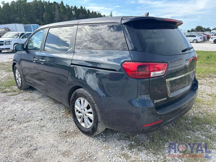 2017-kia-sedona-lx-image-4