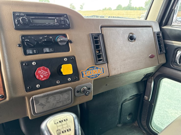 peterbilt-340-image-27