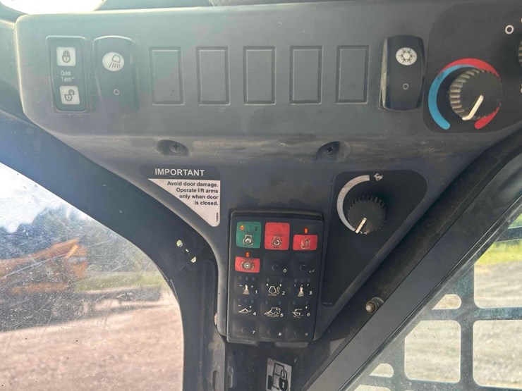 2020-deere-318g-image-22