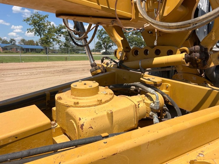 2011-caterpillar-140m2-image-11