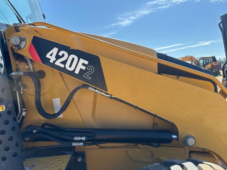 2019-caterpillar-420f2-image-21