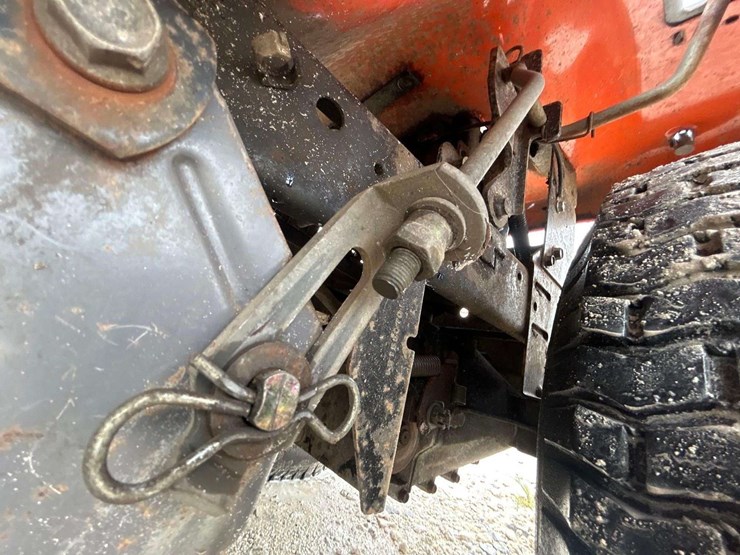 2013-husqvarna-yth18542-42in-riding-mower-image-15