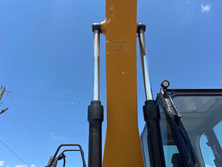 2018-caterpillar-320-image-13