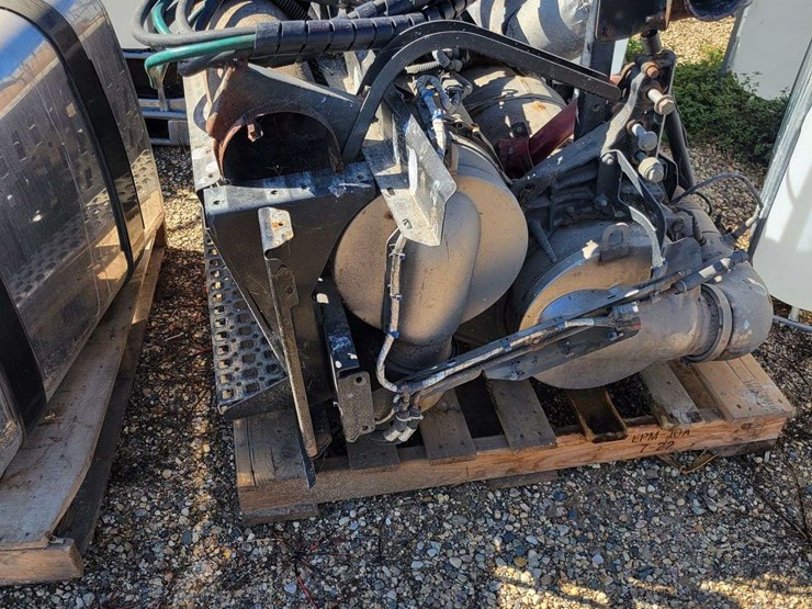 diesel-particulate-filter,-def-tank,-fuel-tank-and-misc-items-removed-from-a-2017-volvo-semi-image-4