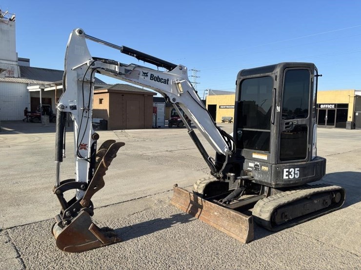 2009-bobcat-e35-image-1