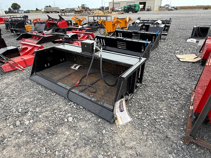 #2000-•-#26351-•-unused-giyi-59"-skid-steer-screening-bucket-dzdd2507130-image-2