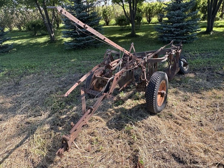 ih-3-14”-slat-bottom-trailing-plow,-clutch-lift-image-6