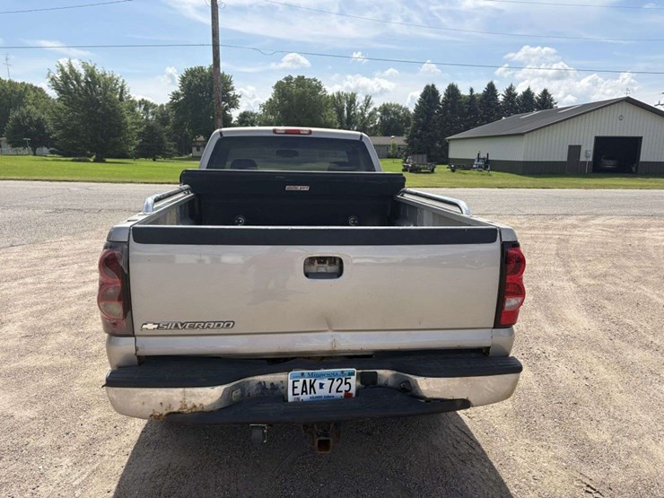 2006-chevy-silverado-2500hd-lt,-4x4,-6.0l,-auto-trans,-reg-cab,-8’-box,-pw,-auto-lights,-power-drive-image-6