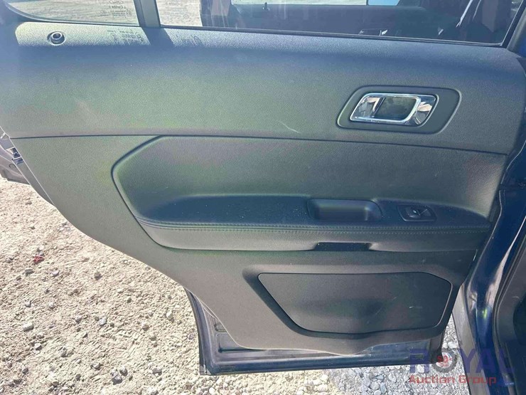 2016-ford-explorer-image-19