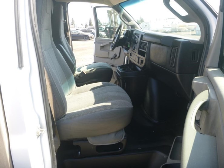 2017-chevrolet-3500-image-13
