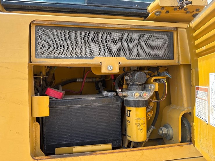 2005-caterpillar-d3g-lgp-image-23