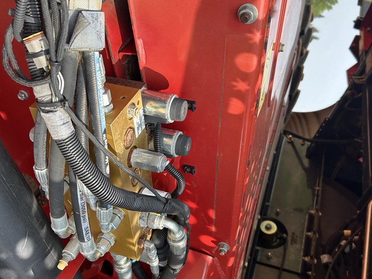 2015-case-ih-8240-image-74