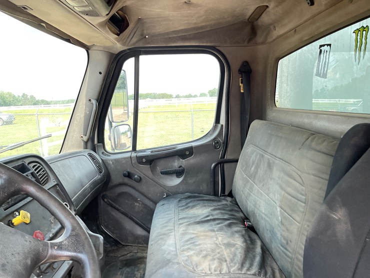 #2008-•-2008-freightliner-business-class-mr-box-truck-(has-mn-title)-image-33