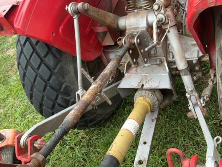 #124-•-massey-ferguson-mf210-tractor-image-51