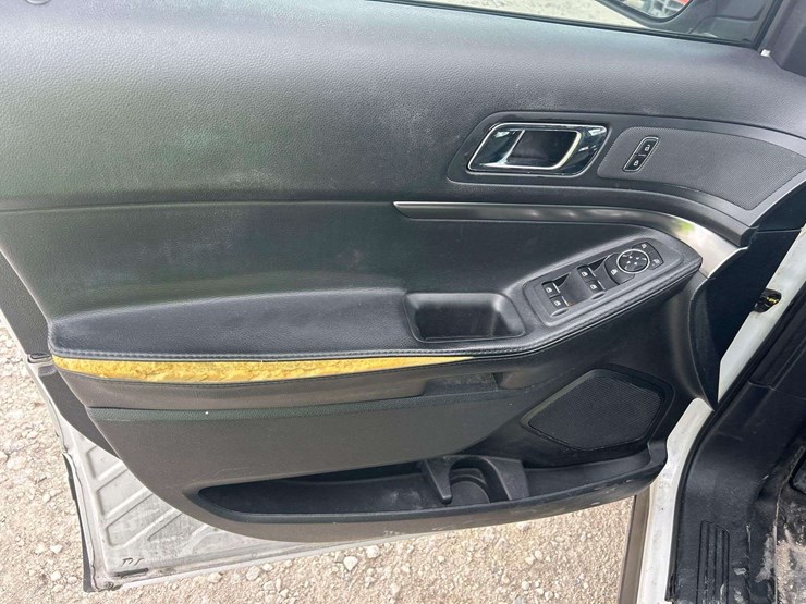 2017-ford-explorer-image-11