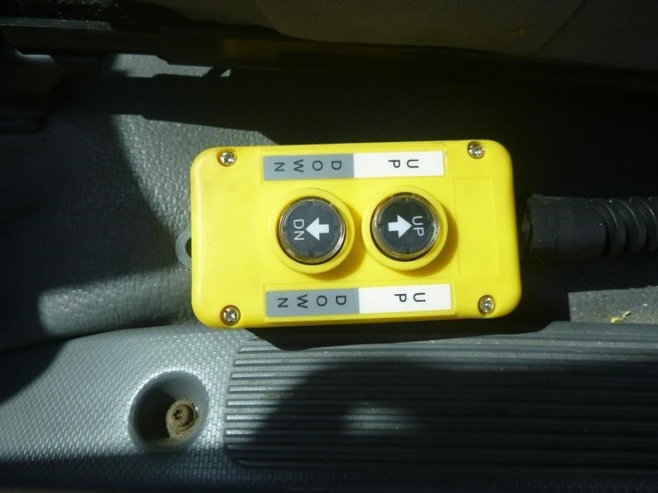 2017-isuzu-nqr-image-6
