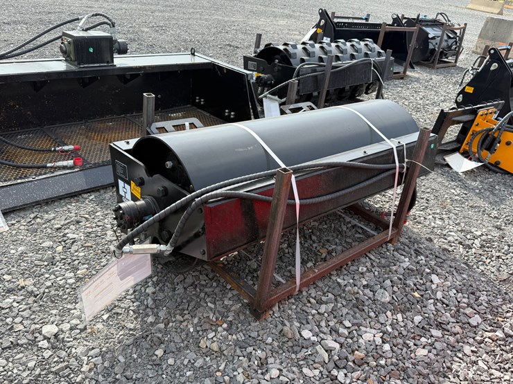 #2000-•-#26270-•-unused-giyi-69"-skid-steer-vibratory-roller-dyluj250788-image-4