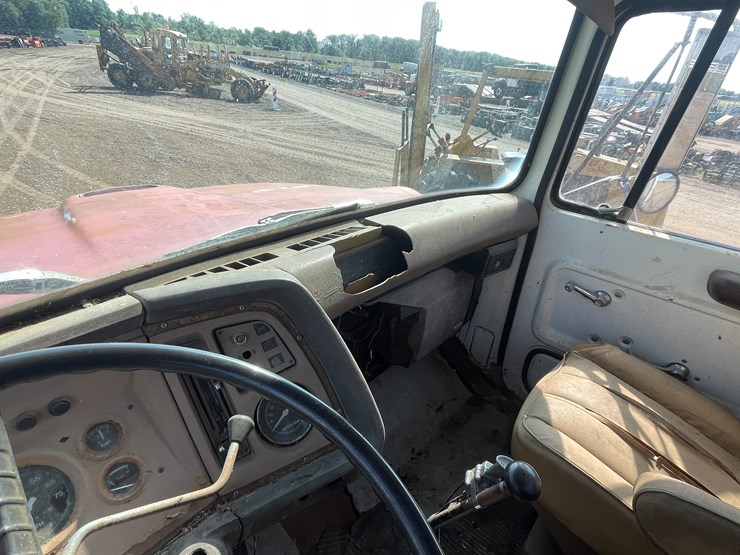 1981-ford-8000-image-32