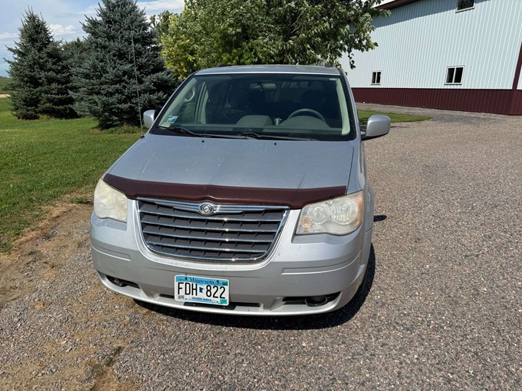 2010-chrysler-town-&-country-image-3