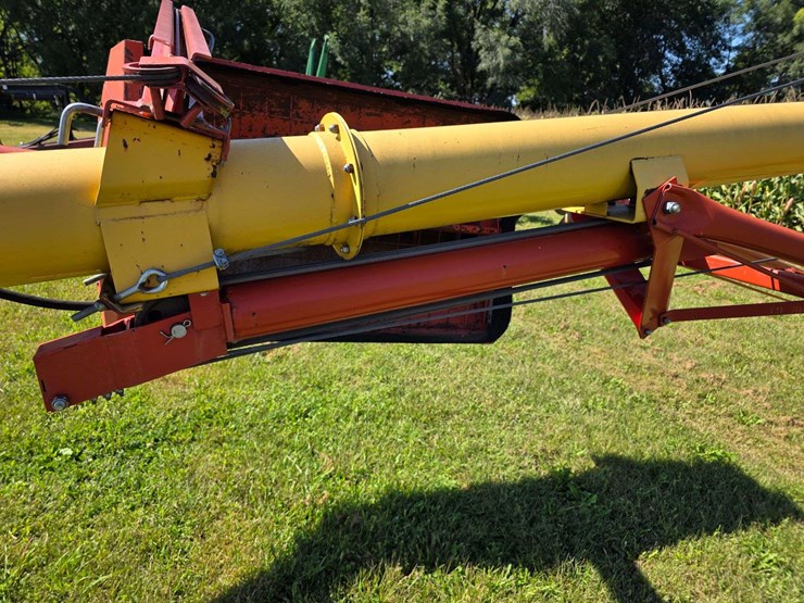 westfield-mk-8"-x-61'-auger-with-single-auger-swing-hopper,-hydraulic-lift,-15"-tires-*one-will-need-image-9