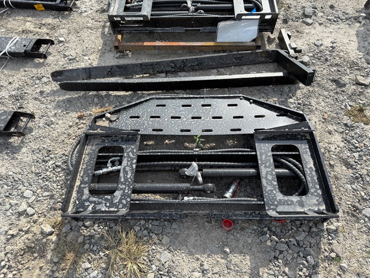 #2000-•-#26267-•-unused-giyi-60"-skid-steer-side-shift-fork-dcyhc2507192-image-1