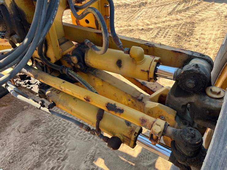 2017-caterpillar-12m3-image-15