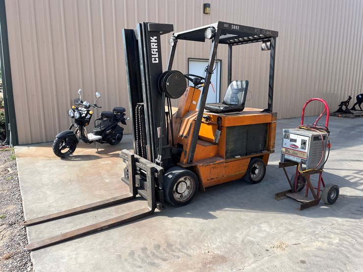 #2021-•-clark-forklift-with-charger-image-1