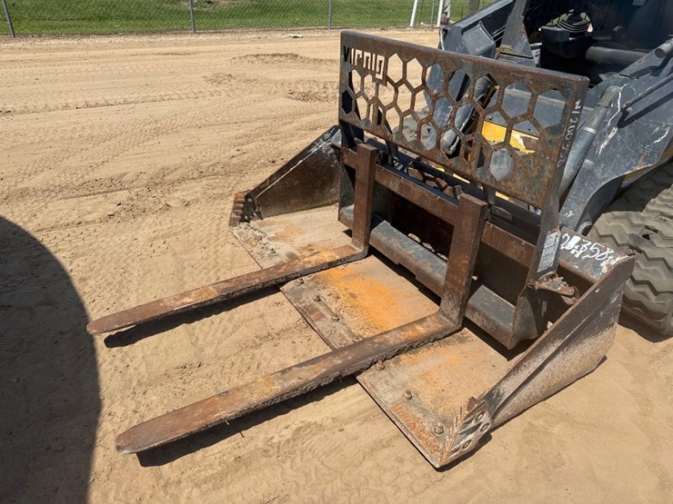 2018-deere-317g-image-23