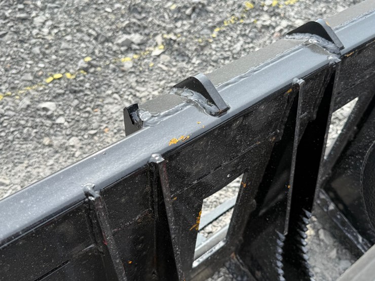 #2000-•-#26335-•-unused-giyi-72"-skid-steer-curbed-log-grabber-chxzmq722507102-image-5