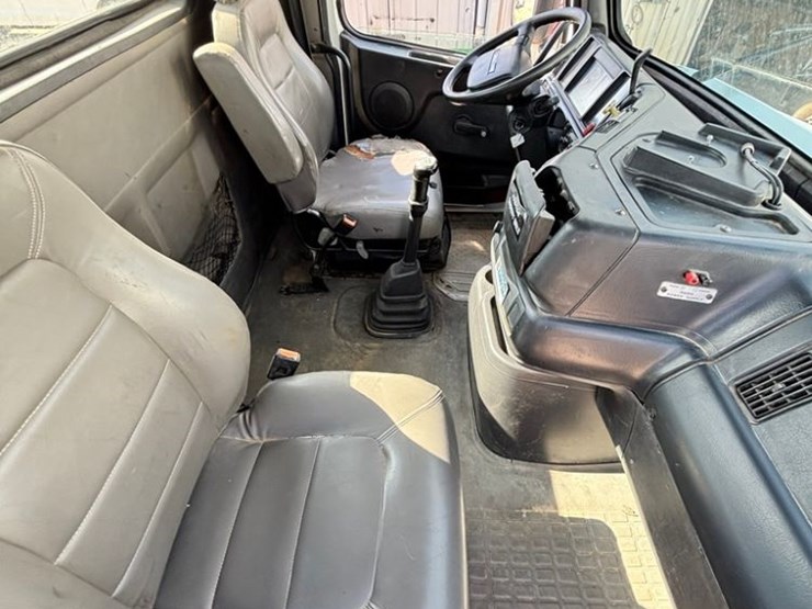 2001-volvo-truck-(dr12174)-image-9