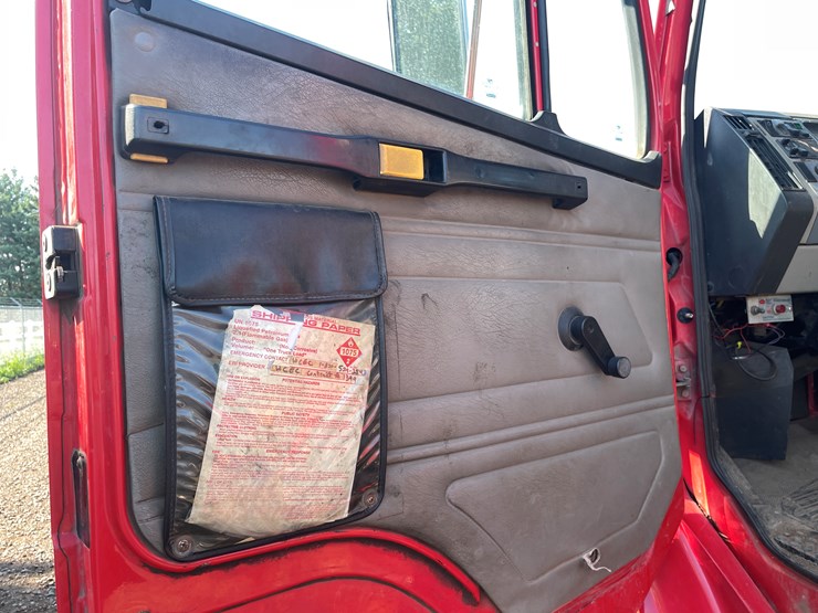 #2113-•-2003-freightliner-f170-cab-and-chassis-(has-mn-title)-image-18