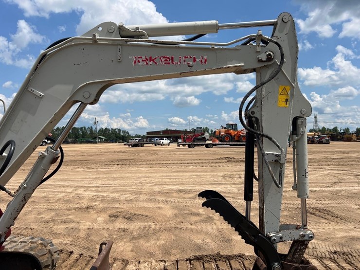2017-takeuchi-tb240-image-24