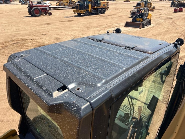 2018-caterpillar-320-image-18