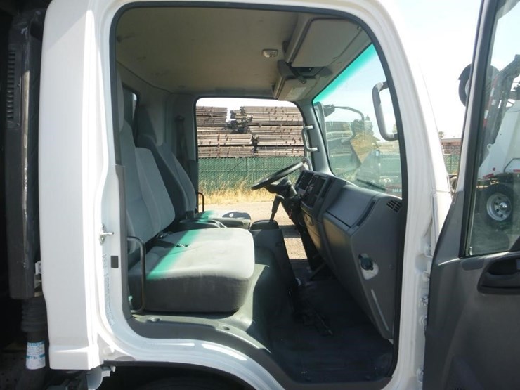 2017-isuzu-nqr-image-16