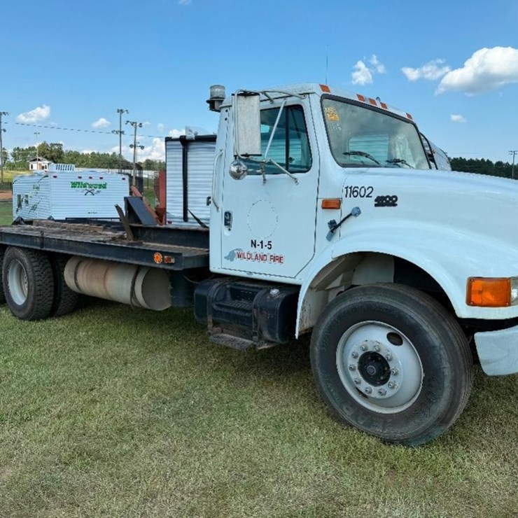1996 INTERNATIONAL 4900 FLATBED TRUCK